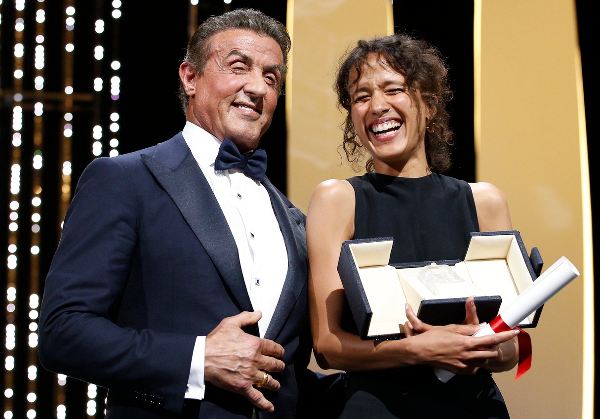 La réalisatrice franco-sénégalaise Mati Diop recevait le grand prix du Festival de Cannes 2019 des mains de l'acteur Sylvester Stallone. &copy; REUTERS/Stephane Mahe