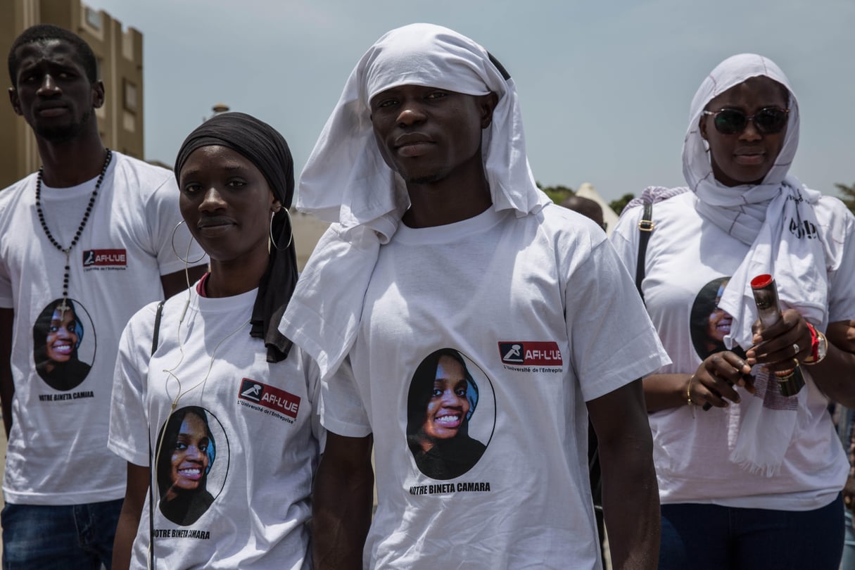 Des manifestants portant des tee-shirts à l'effigie de Binta Camara, le 25 mai 2019 à Dakar. &copy; Manon Laplace pour JA
