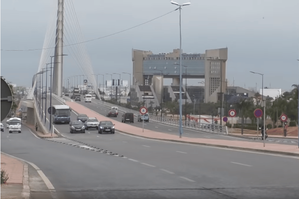 Le pont à haubans de Sidi Maârouf, ouvert à la circulation début mai 2019, avec en arrière-plan le siège d’OCP à Casablanca. © YouTube/Le360Live