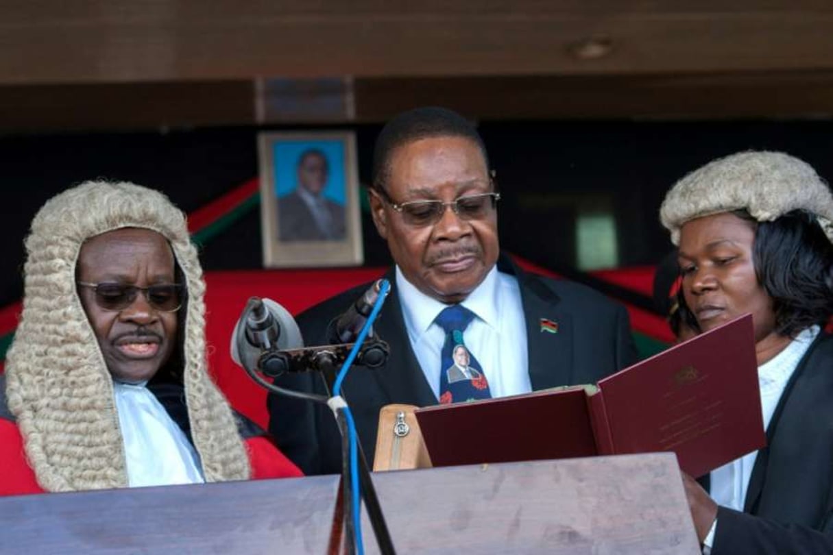Le président réélu Peter Mutharika (c) prête serment, le 28 mai 2019 à Blantyre, au Malawi. © AFP