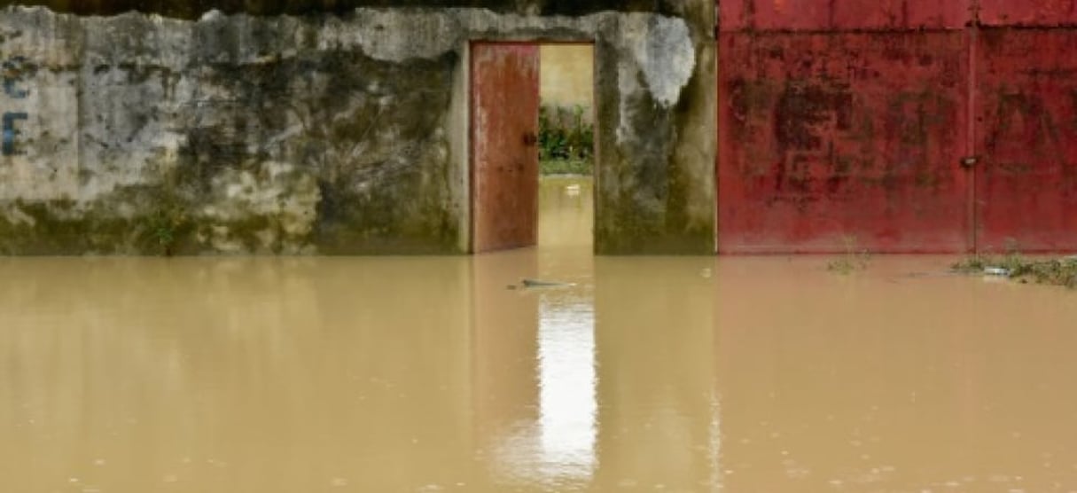Une cour inondée à Abidjan. © AFP