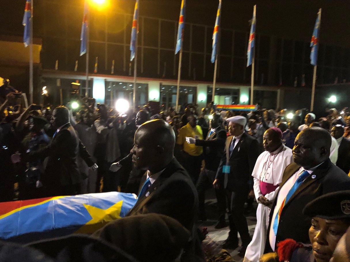 Le cercueil d’Etienne Tshisekedi, sur le tarmac de l’aéroport international de N’Djili, à Kinshasa, escorté par Jean-Marc Kabund et Mgr Mulumba, le 30 mai 2019 à Kinshasa. © Pierre Boisselet pour Jeune Afrique