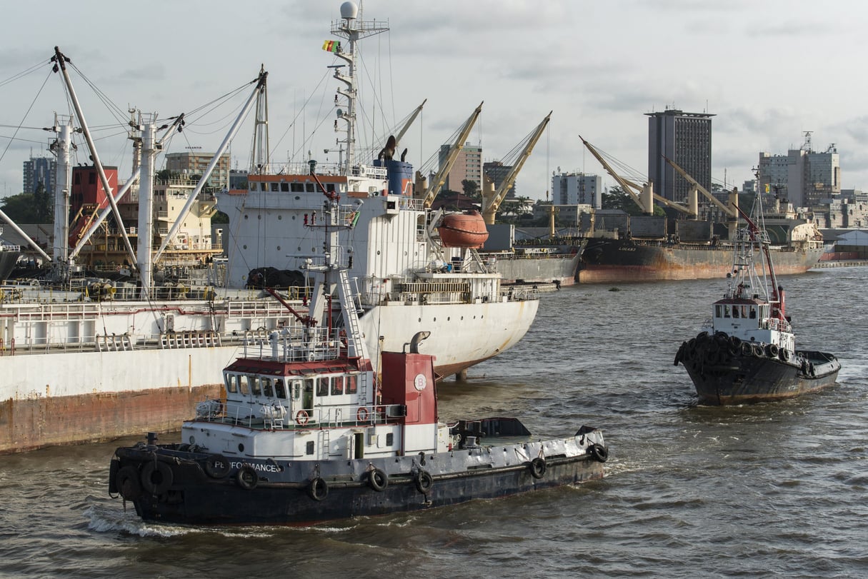 Manoeuvre navire cargo et remorqueurs Boluda, transport maritime  Port maritime de commerce de Douala au Cameroun © Pierre GLEIZES/REA