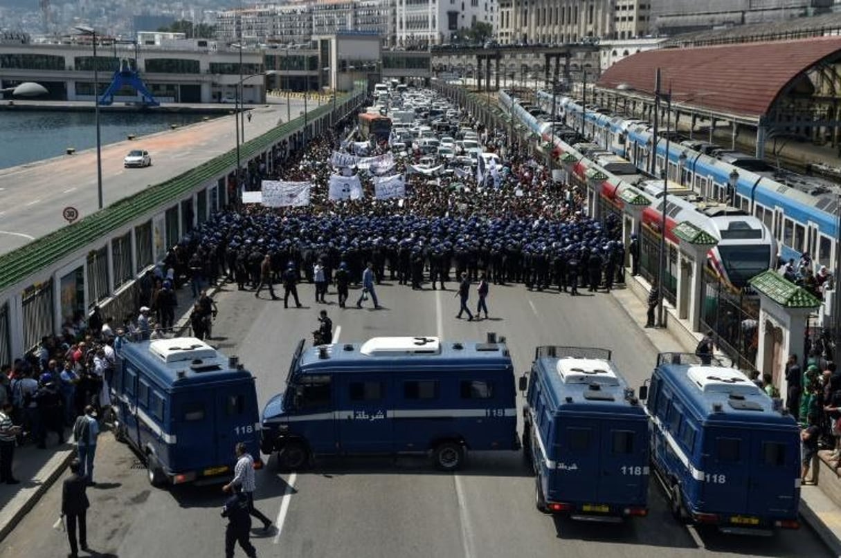 Manifestation hebdomadaire d’étudiants dans la capitale algérienne le 28 mai 2019 contre la présidentielle du 4 juillet et contre le général Ahmed Gaïd Salah, chef d’état-major devenu de facto le véritable homme fort du pays depuis la démission le 2 avril 2019 du président Abdelaziz Bouteflika. © RYAD KRAMDI/AFP