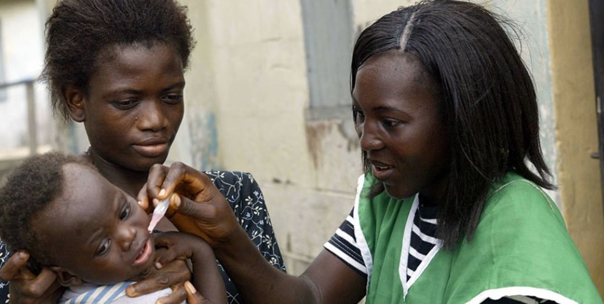 Une campagne de vaccination contre la polio, au Nigeria, en 2005.  Photo d’illustration. © PIUS UTOMI EKPEI / AFP