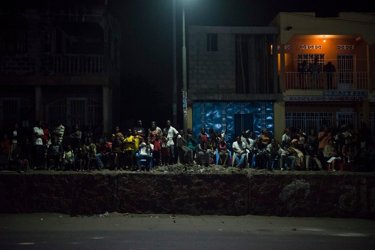 Des milliers de personnes se sont déplacées pour accueillir le corps d'Étienne Tshisekedi, jeudi 30 mai 2019, à Kinshasa. &copy; Colin Delfosse pour JA