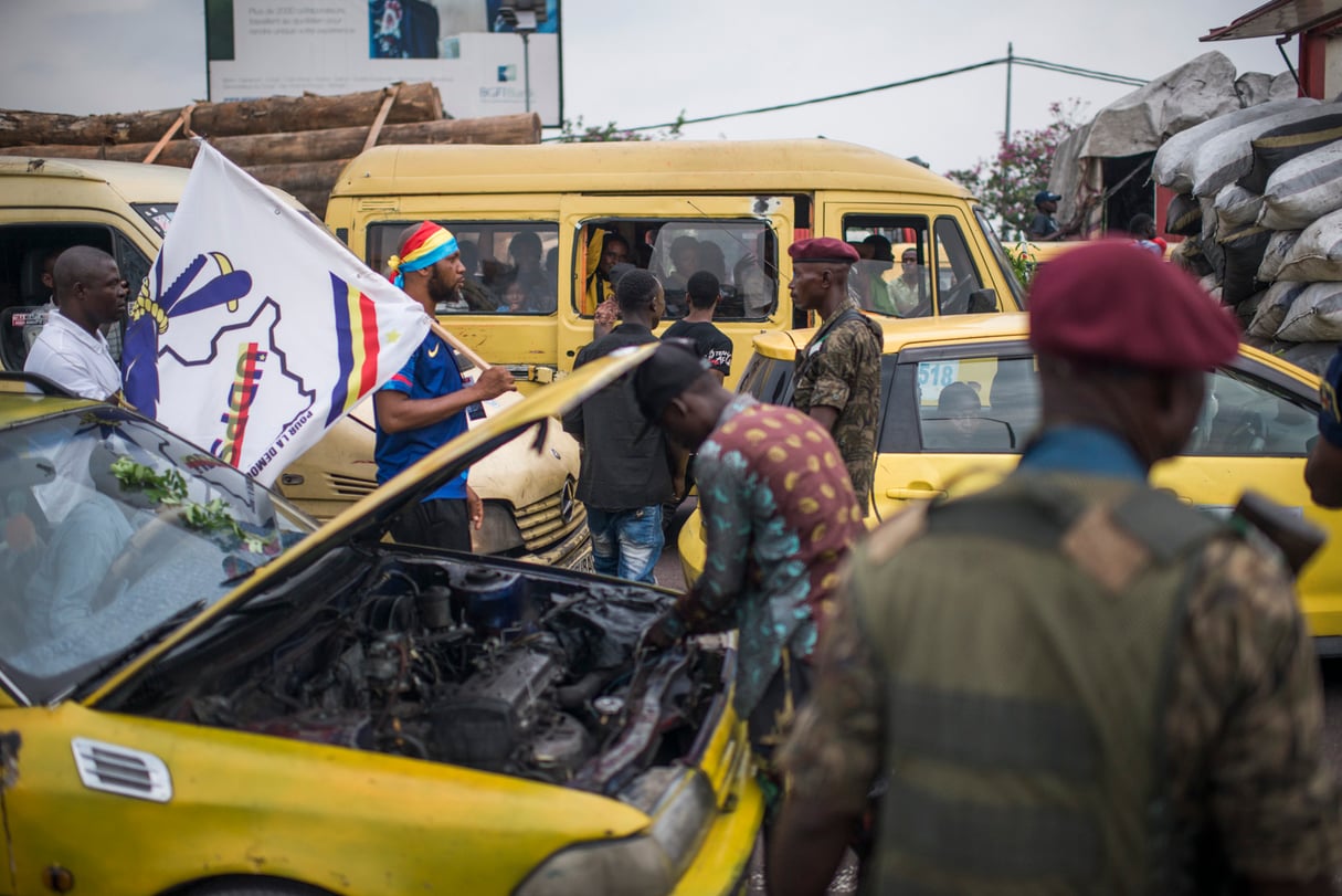 Des milliers de personnes se sont déplacées pour accueillir le corps d'Étienne Tshisekedi, jeudi 30 mai 2019, à Kinshasa. &copy; Colin Delfosse pour JA