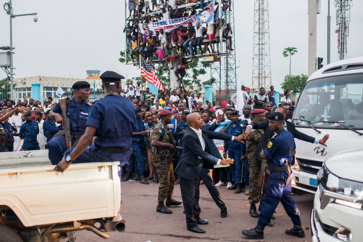 Des milliers de personnes se sont déplacées pour accueillir le corps d'Étienne Tshisekedi, jeudi 30 mai 2019, à Kinshasa. &copy; Colin Delfosse pour JA