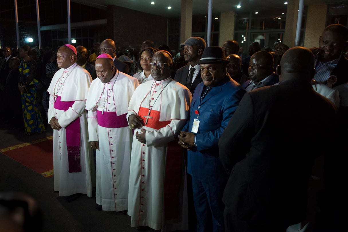 Une importante délégation de l'Église catholique conduite par Mgr Mulumba attendait le retour de la dépouille mortuaire d'Etienne Tshisekedi, le 30 mai 2019 à Kinshasa. &copy; Colin Delfosse pour JA