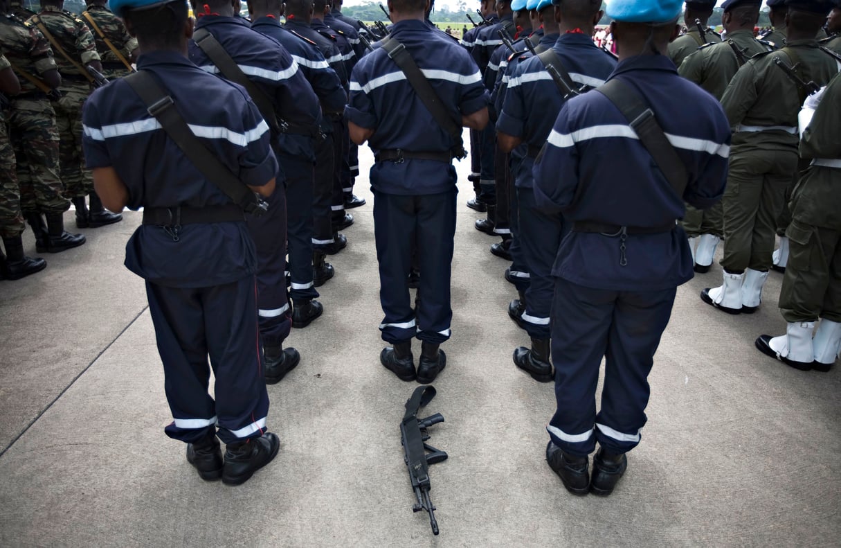 Des policiers camerounais sur l’aéroport de Douala, en 2009 (image d’illustration). © REUTERS/Finbarr O’Reilly
