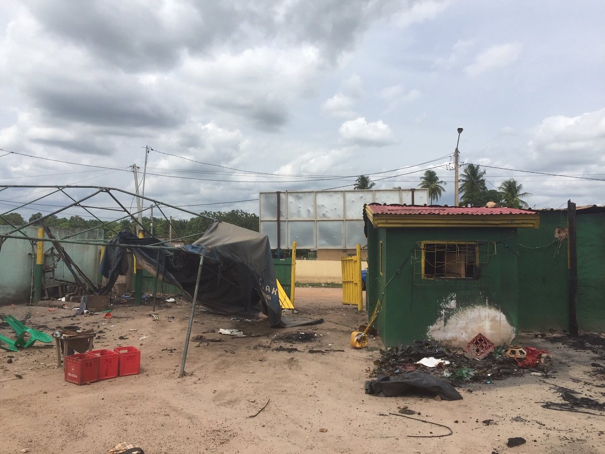 Le maquis « O Baoulé » a été l’un des premiers bâtiments incendiés. © Vincent Duhem pour JA