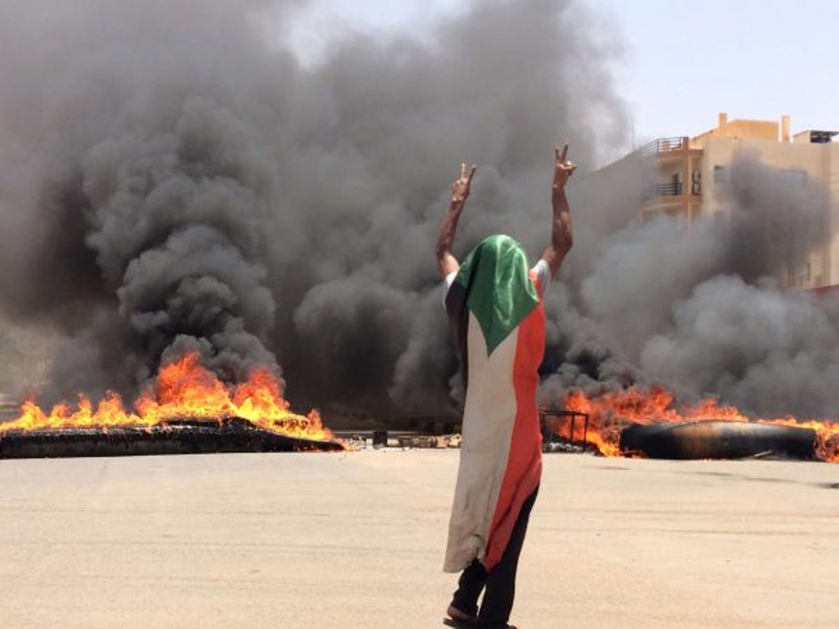 Un manifestant à Khartoum, le 3 juin, alors que le Conseil militaire a envoyé la troupe pour disperser les contestataires. © AP/SIPA