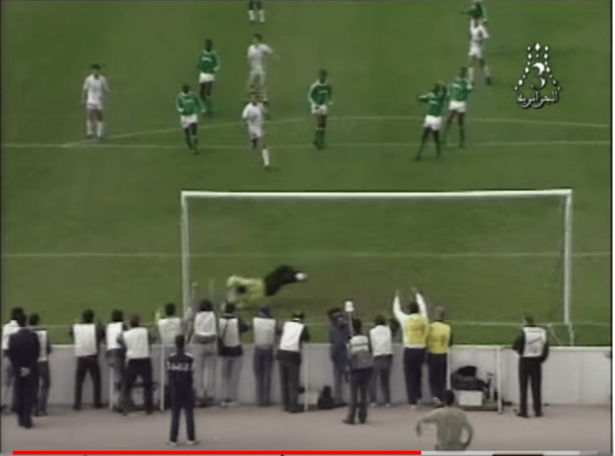 La frappe d’Oudjani qui trompe le gardien nigérian, en finale de la Coupe d’Afrique des nations (CAN) 1990 au Stade du 5-juillet d’Alger. © YouTube/fluminio