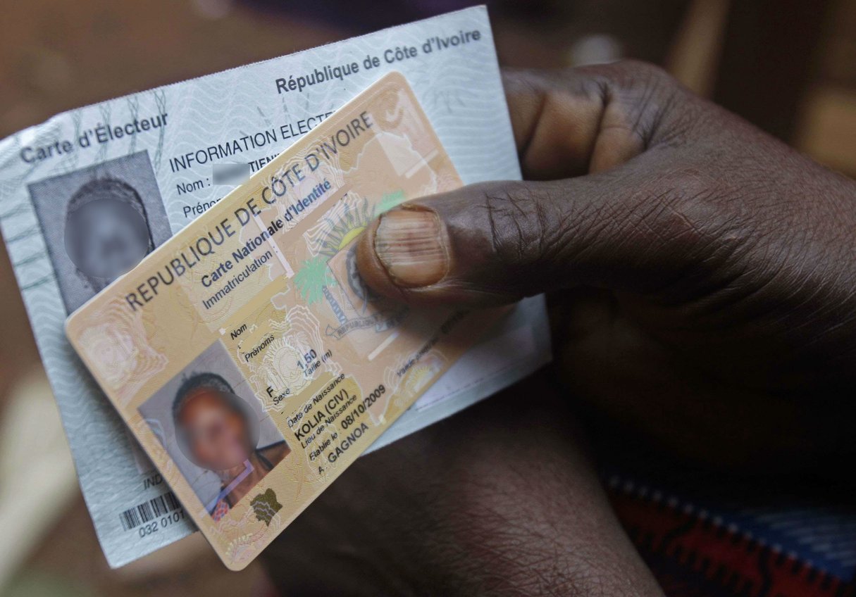 Une femme en possession de sa carte d’identité durant des élections dans la ville de Gagnoa, en Côte d’Ivoire, le dimanche 28 novembre 2010. © Schalk van Zuydam/AP/SIPA