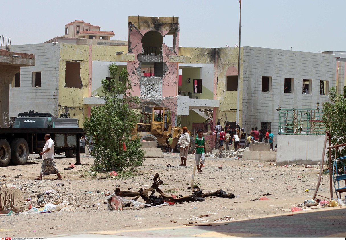 Après un attentat suicide à la voiture piégée, revendiqué par l’État islamique,  à Aden, une ville du sud du Yémen, le 29 août 2016. © Wael Qubady/AP/SIPA