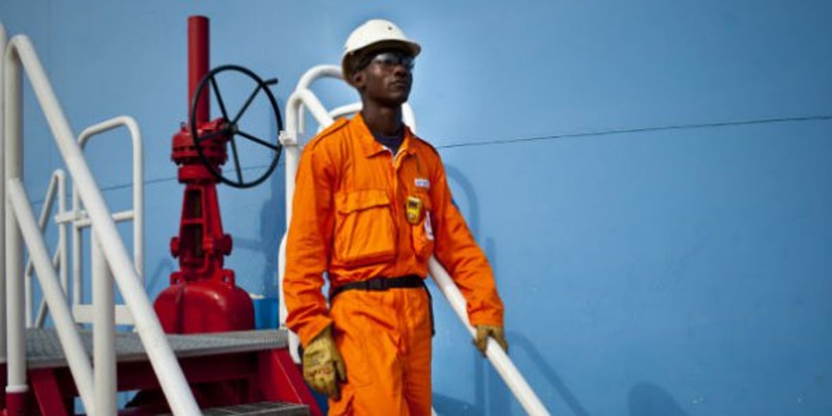 Un employé sur une raffinerie à Pointe Noire, en février 2011 (archives JA). © Antonin Borgeaud pour JA