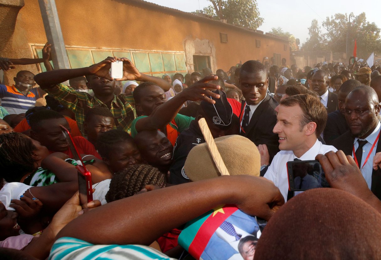 Le président français Emmanuel Macron visitant une école à Ouagadougou, en novembre 2017. © Philippe Wojazer/REUTERS