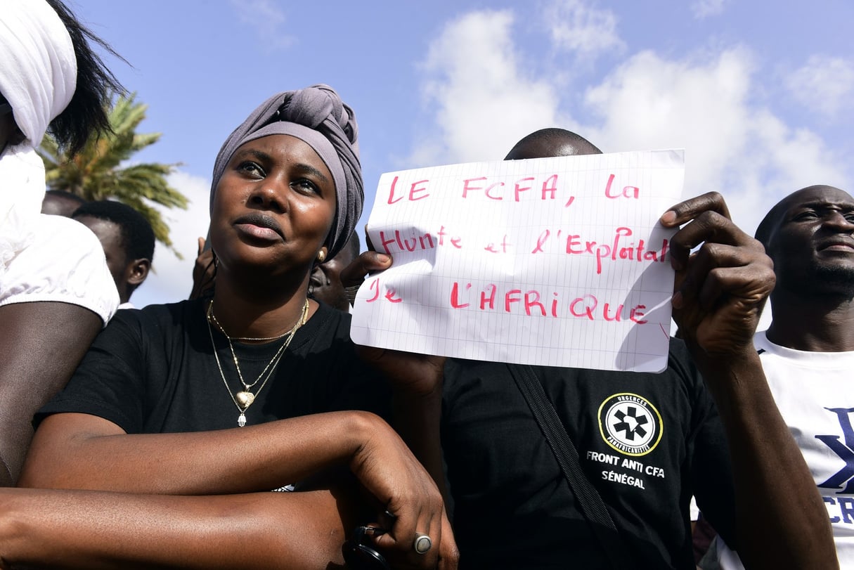 Manifestation hostile au franc CFA, sur la place de l’Obélisque, à Dakar, en septembre 2017. © SEYLLOU/AFP
