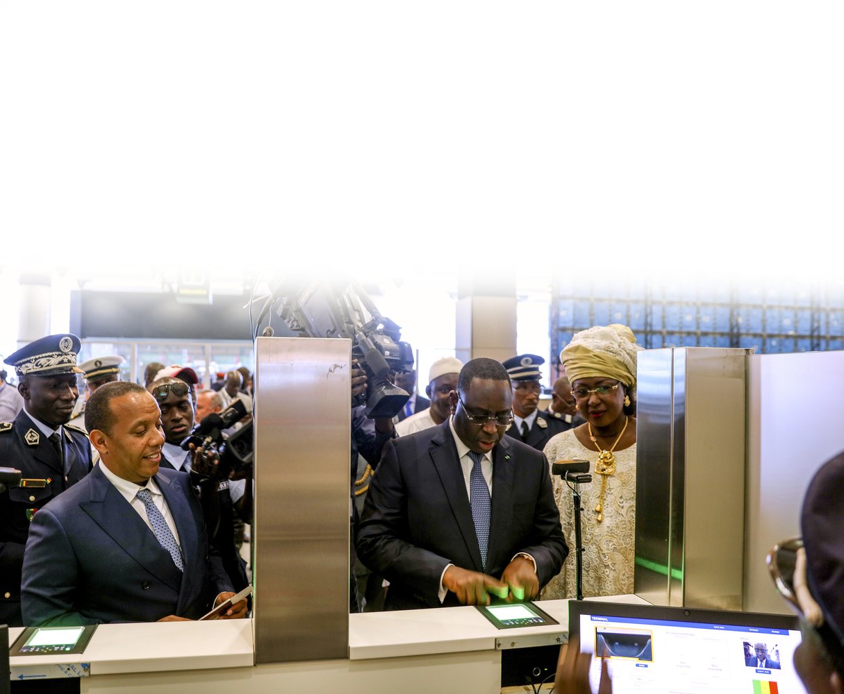 Le président sénégalais, Macky Sall, se pliant au processus d’identification lors de l’ouverture de l’aéroport Blaise-Diagne, le 7 décembre 2017. © HO/PRESIDENT’S OFFICE/AFP