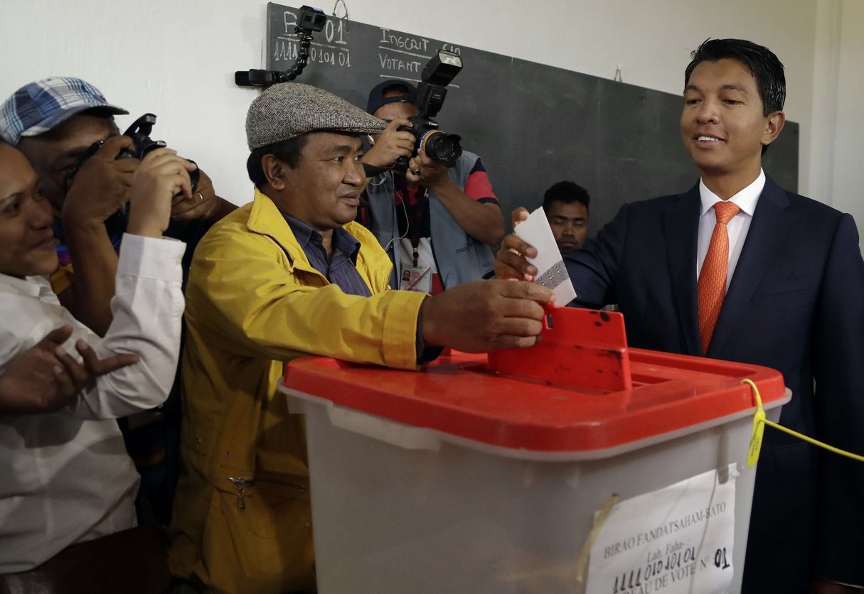 Andry Rajoelina vote lors de l’élection présidentielle à Madagascar, le 19 décembre 2018 à Antananarivo. © Themba Hadebe/AP/Sipa