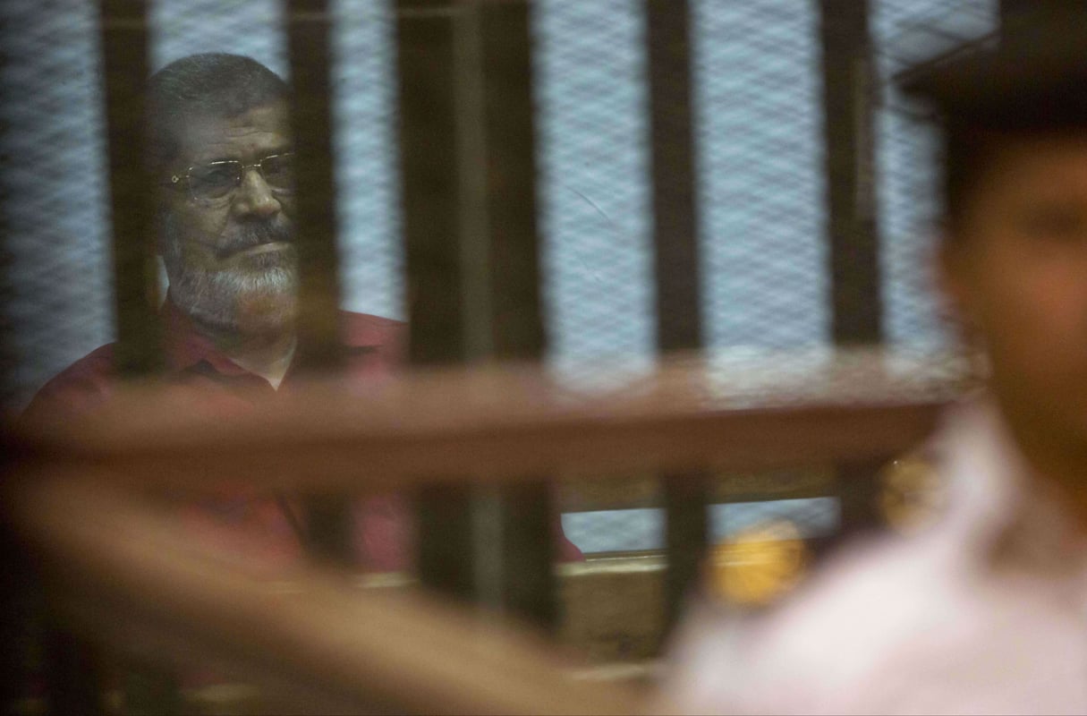 L’ancien président égyptien, lors d’une audience dde son procès, en mai 2016 (Archives). © Amr Nabil/AP/SIPA