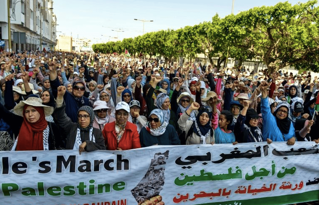 Des manifestants lors d’un rassemblement contre la conférence de Bahreïn relatif à un projet américain sur le conflit israélo-palestinien, le 23 juin 2019 à Rabat, au Maroc. © AFP