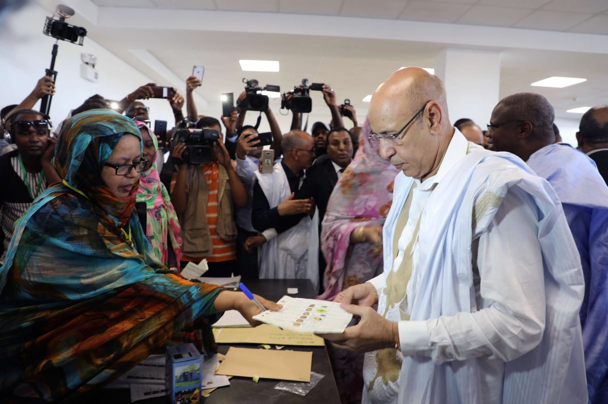 Mohamed Ould Ghazouani, le candidat de la majorité, vote devant les caméras, le 22 juin 2019. © Elhady Ould Mohamedou/AP/SIPA