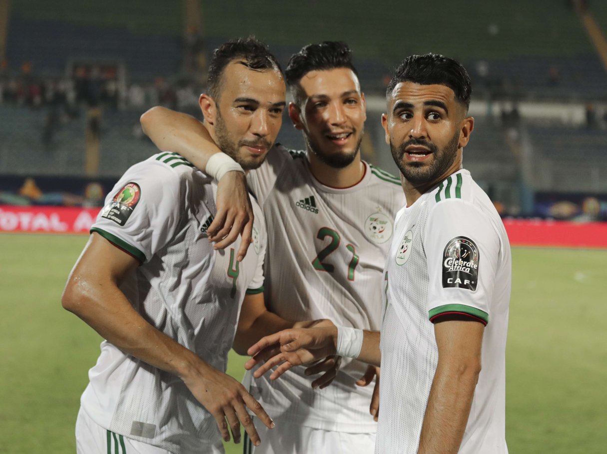 Les joueurs algériens célébrant leur victoire face au Kenya (2-0), dimanche 23 juin au Caire. &copy; Hassan Ammar/AP/SIPA