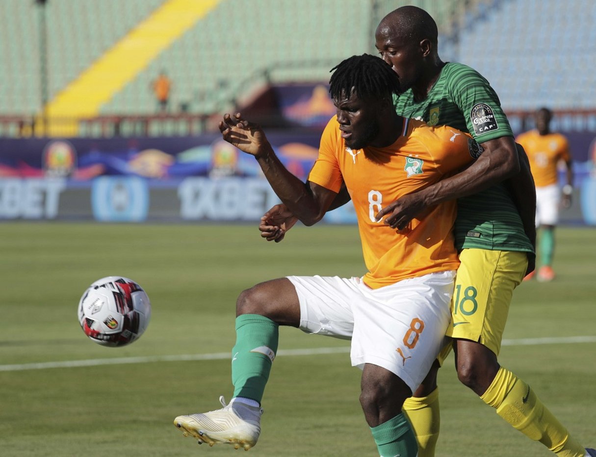 L’Ivoirien Franck Kessie au duel avec le Sud-africain Sandile Hlanti, le 24 juin 2019 au Caire. © Hassan Ammar/AP/SIPA