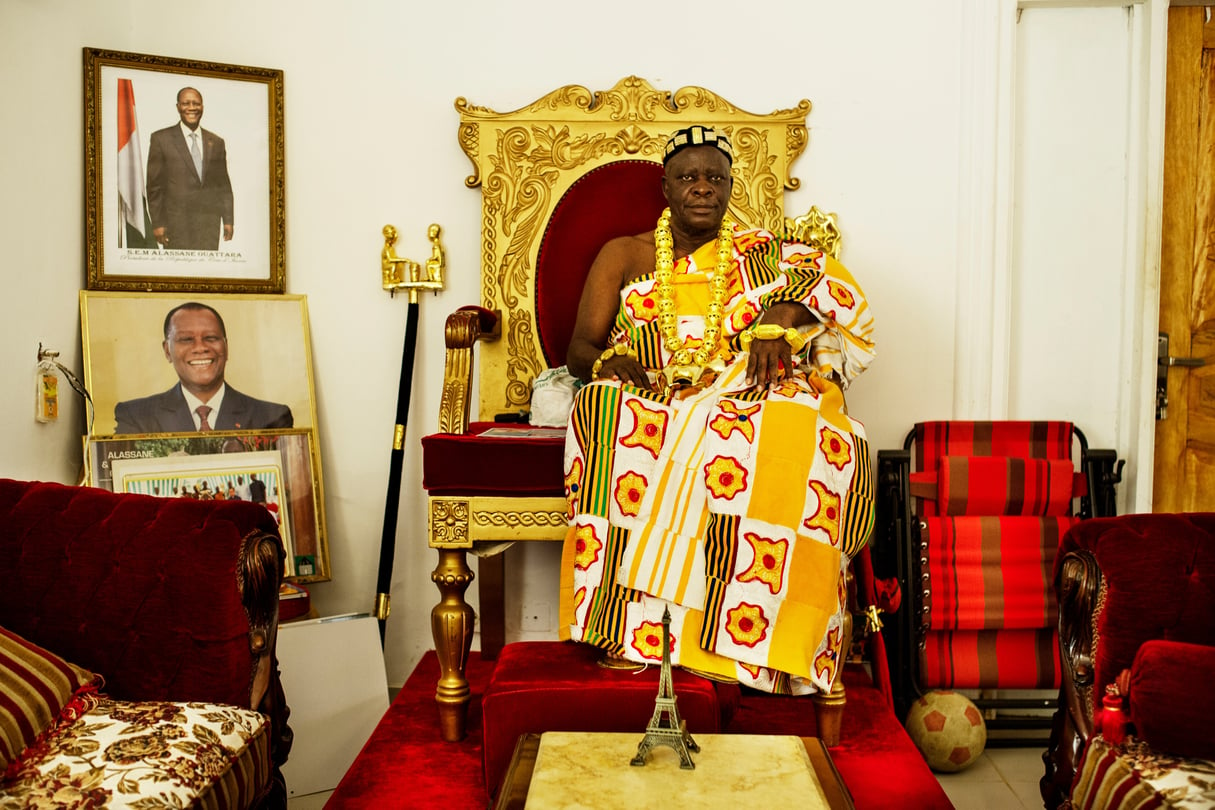 Le roi Amon N’DouffouV. Roi du Royaume du Sanwi pose dans sa villa à l’est de la Côte d’Ivoire. © Michaël Zumstein