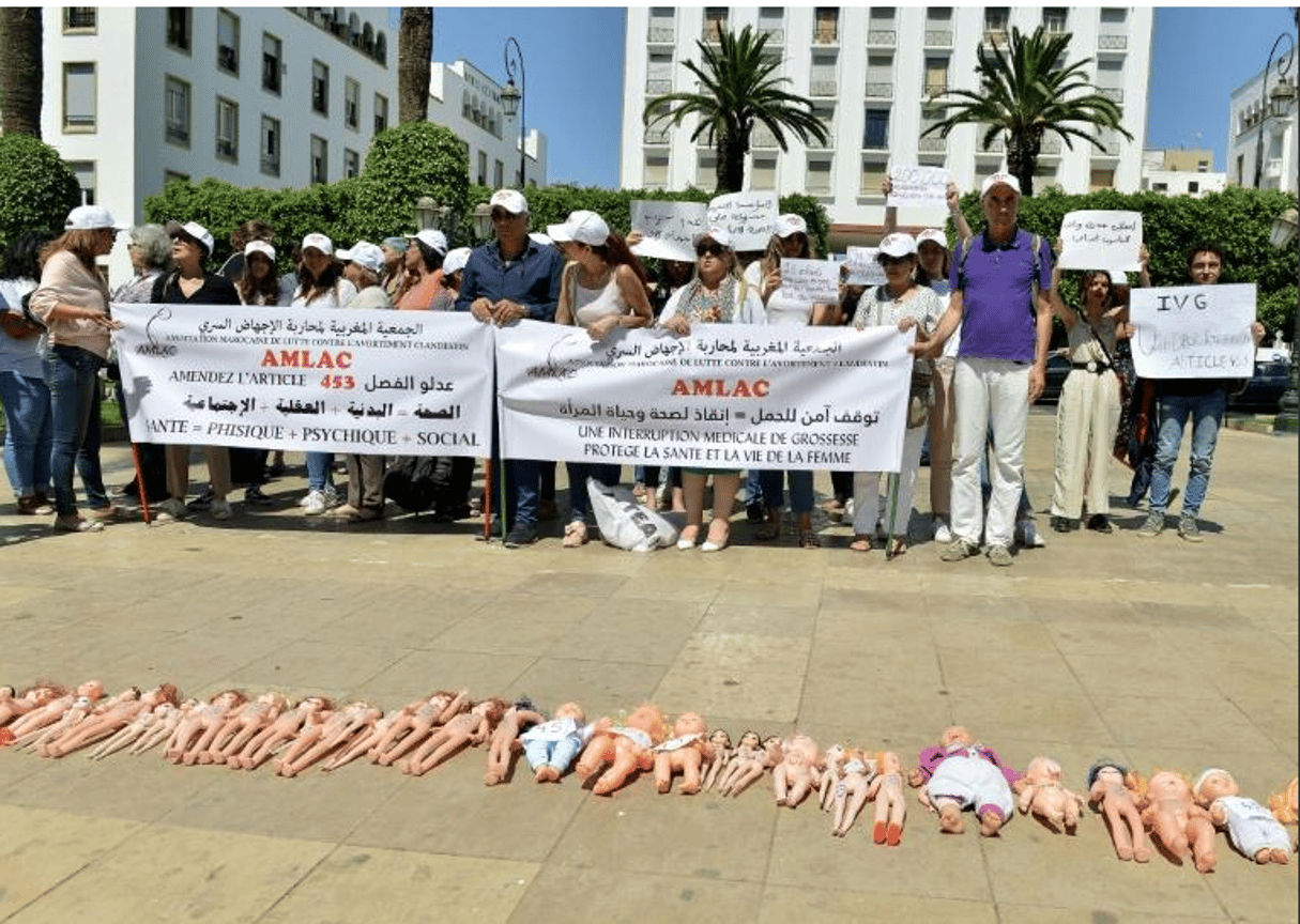 Des manifestants, le 25 juin 2019 à Rabat, pour demander une refonte de la loi sur l’interruption volontaire de grossesse (IVG). © AFP