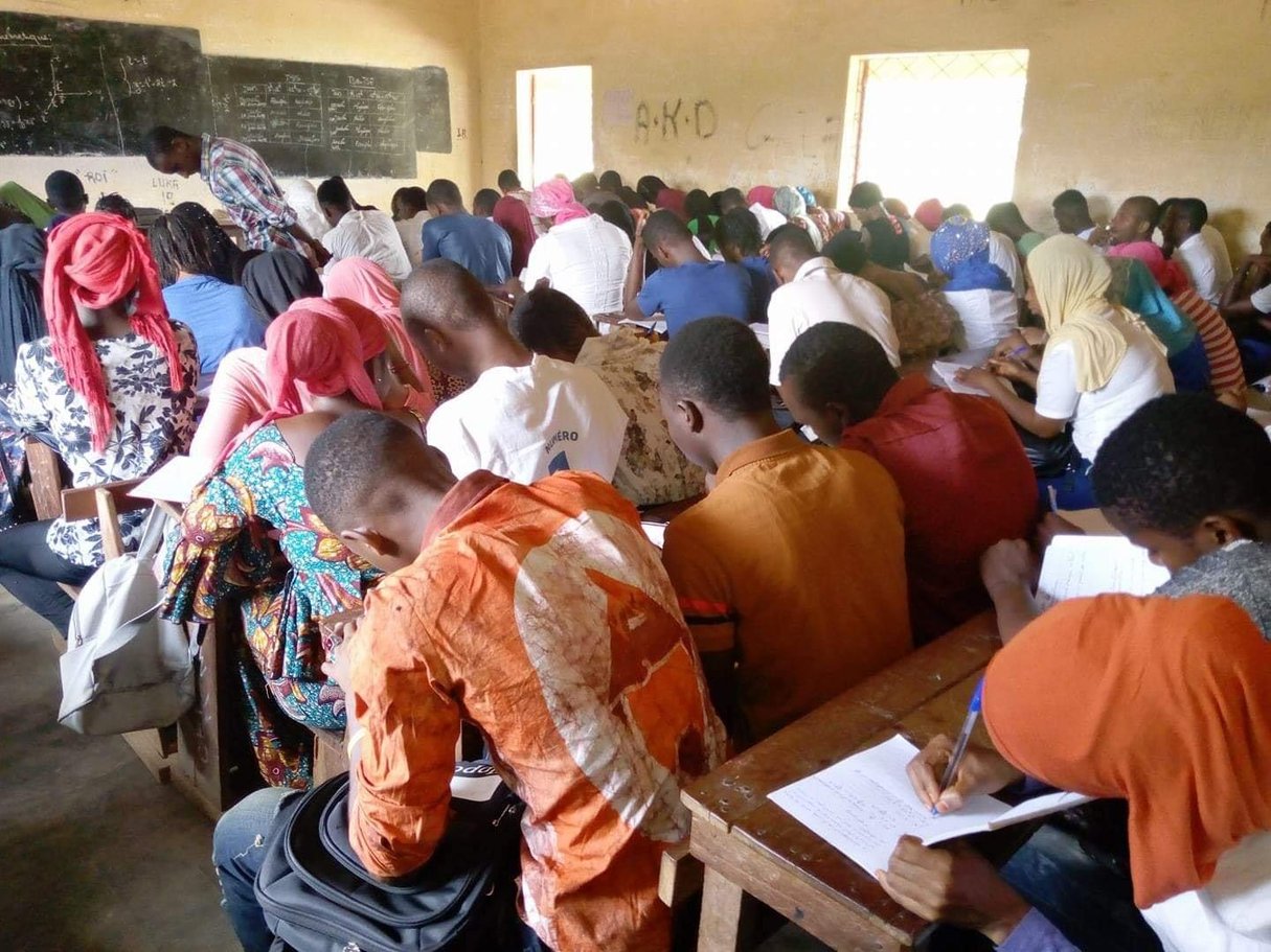 Un cours de soutien aux candidats au bac 2019, au lycée Béhanzin, à Dalaba. © DR / Collectif « Objectif Bac 224 »