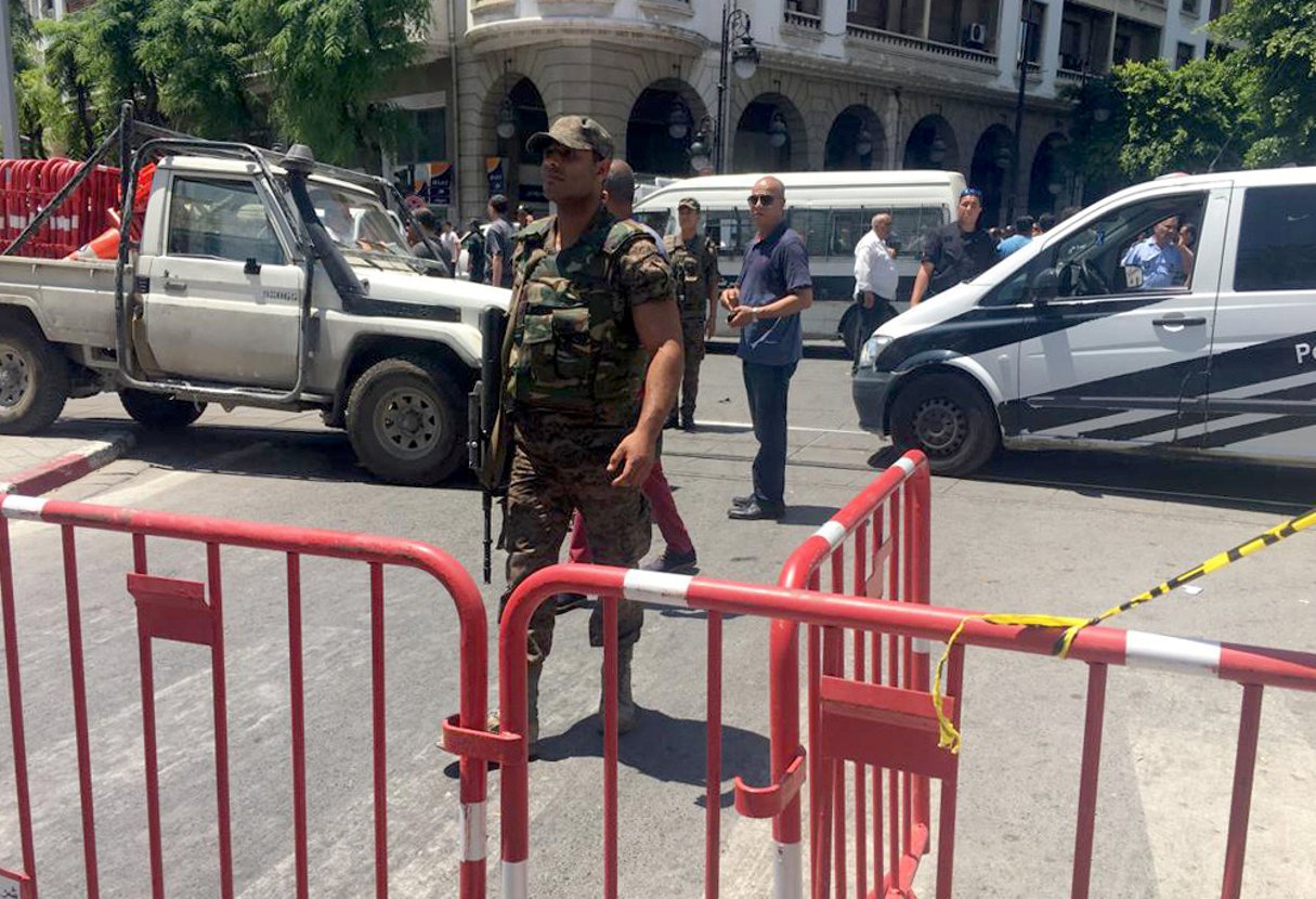 Un militaire tunisien près du lieu de l’explosion qui s’est produite jeudi 27 juin en centre-ville de Tunis. © REUTERS/Zoubeir Souissi