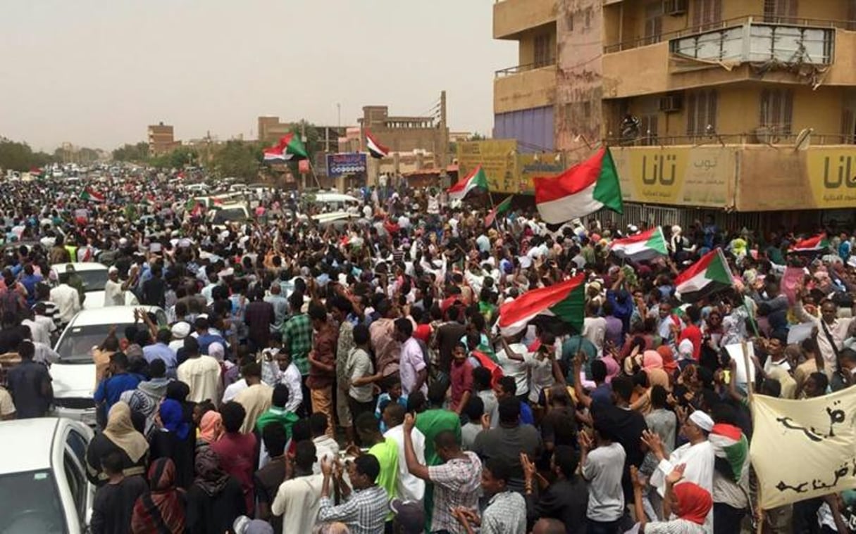 Des Soudanais manifestent à Khartoum contre le pouvoir militaire, le 30 juin 2019. © AFP