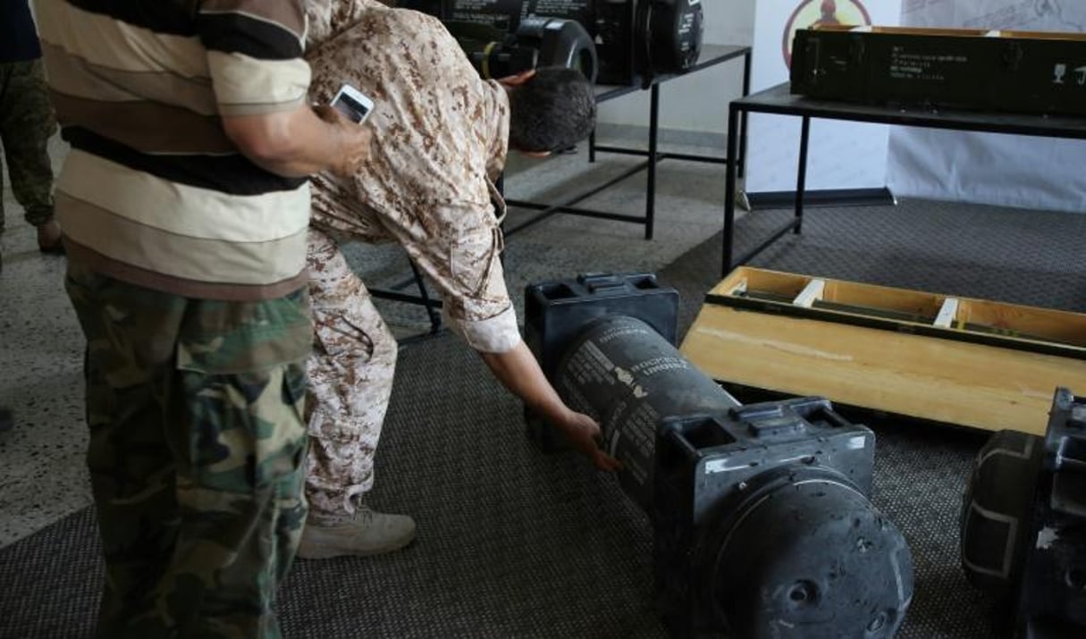 Un combattant du Gouvernement d’union nationale libyen montre, le 29 juin 2019, un missile américain antichars Javelin saisi selon lui sur une base du rival du GNA, le maréchal Khalifa Haftar. © AFP
