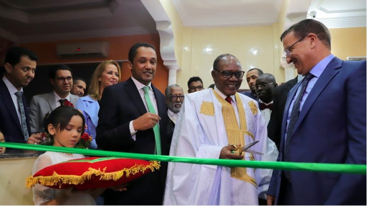 Le nouveau consul honoraire de Côte d’Ivoire à Laâyoune, Mohamed El Imam Maelainin (3e à dr.), aux côtés de l’ambassadeur de Côte d’Ivoire au Maroc, Idrissa Traore. © DR