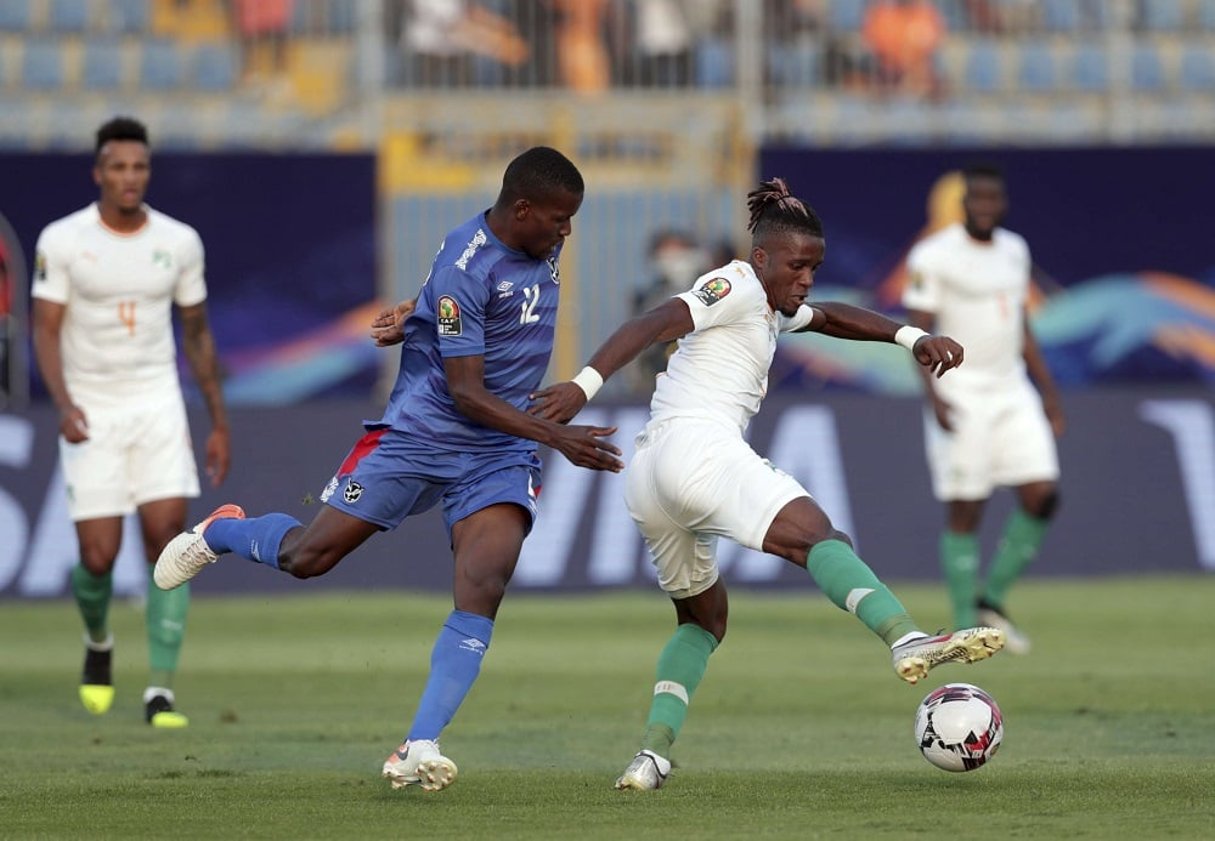 L’attaquant ivoirien Wilfried Zaha s’empare du ballon, le 1er juillet 2019 au Caire. © Hassan Ammar/AP/SIPA
