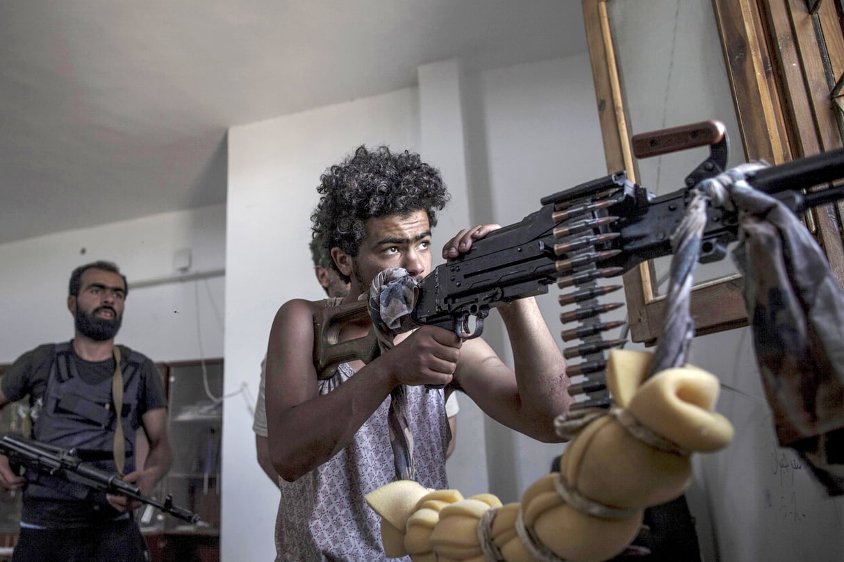 Un jeune combattant fidèle au Gouvernement d’union nationale, au sud de Tripoli, le 15 mai. &copy; Xinhua/Amru Salahuddien/REA