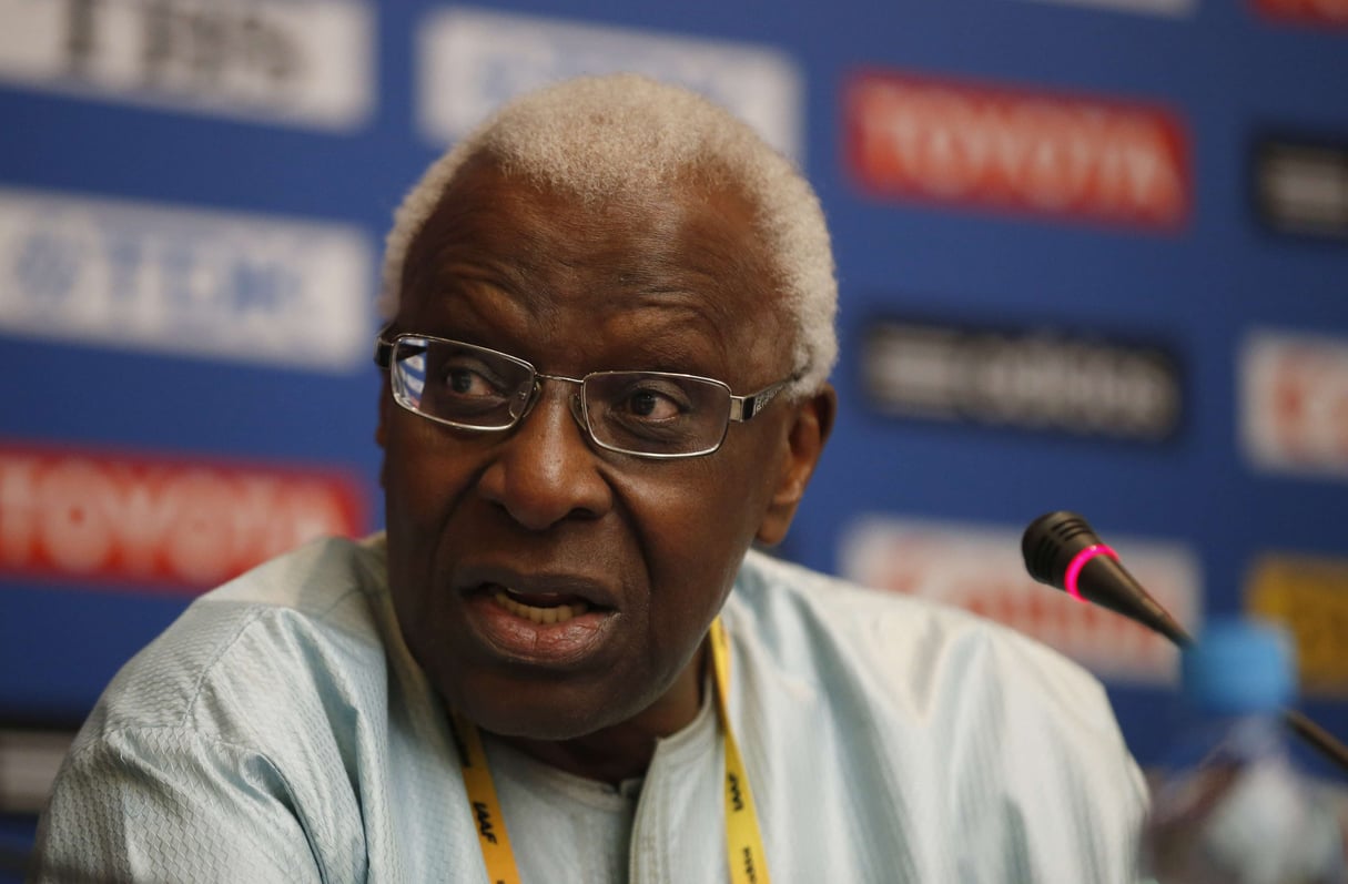 Lamine Diack, alors président de l’IAAF, prenant la parole lors d’une conférence de presse dans un hôtel à Moscou, le jeudi 8 août 2013. © Matt Dunham/AP/SIPA