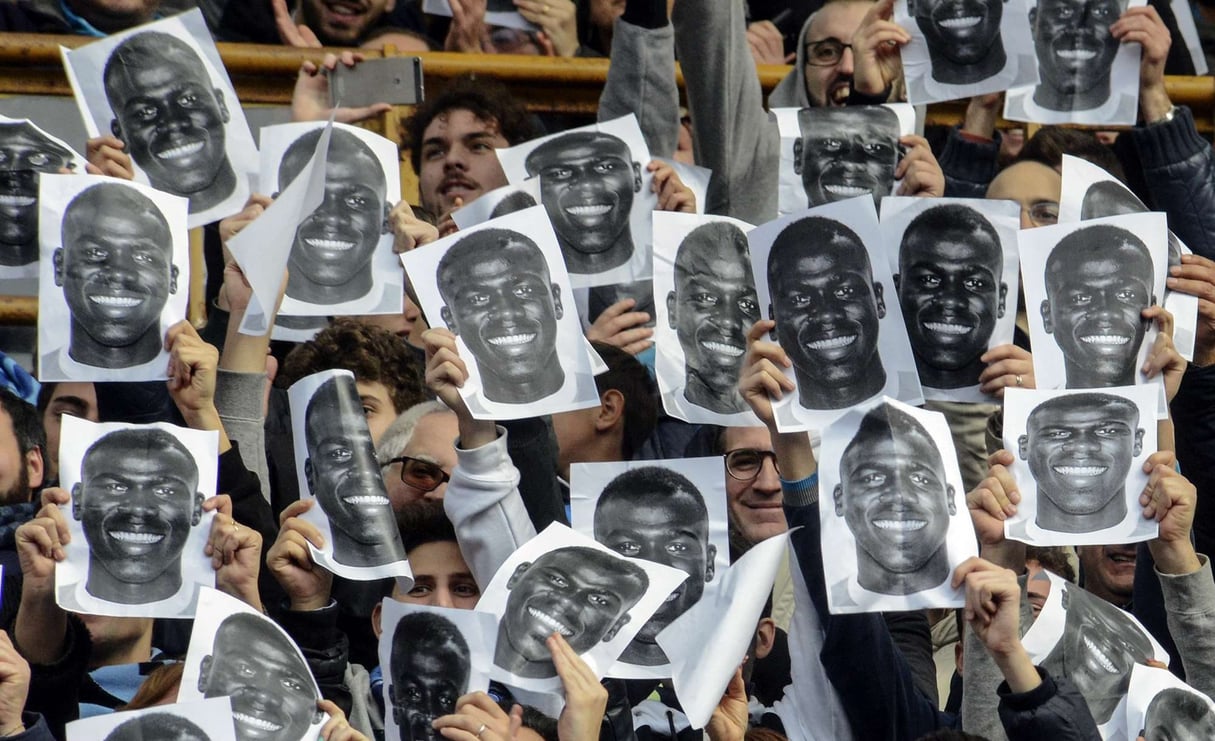 Des supporters napolitains tenant des portraits du défenseur Kalidou Koulibaly, avant le match de football de Serie A opposant Napoli et Carpi au stade San Paolo de Naples, en Italie, le dimanche 7 février 2016. &copy; Salvatore Laporta/AP/SIPA