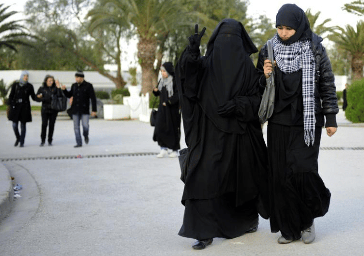 Une femme portant le niqab dans les rues de Tunis, en janvier 2012. © Fethi Belaid/AFP