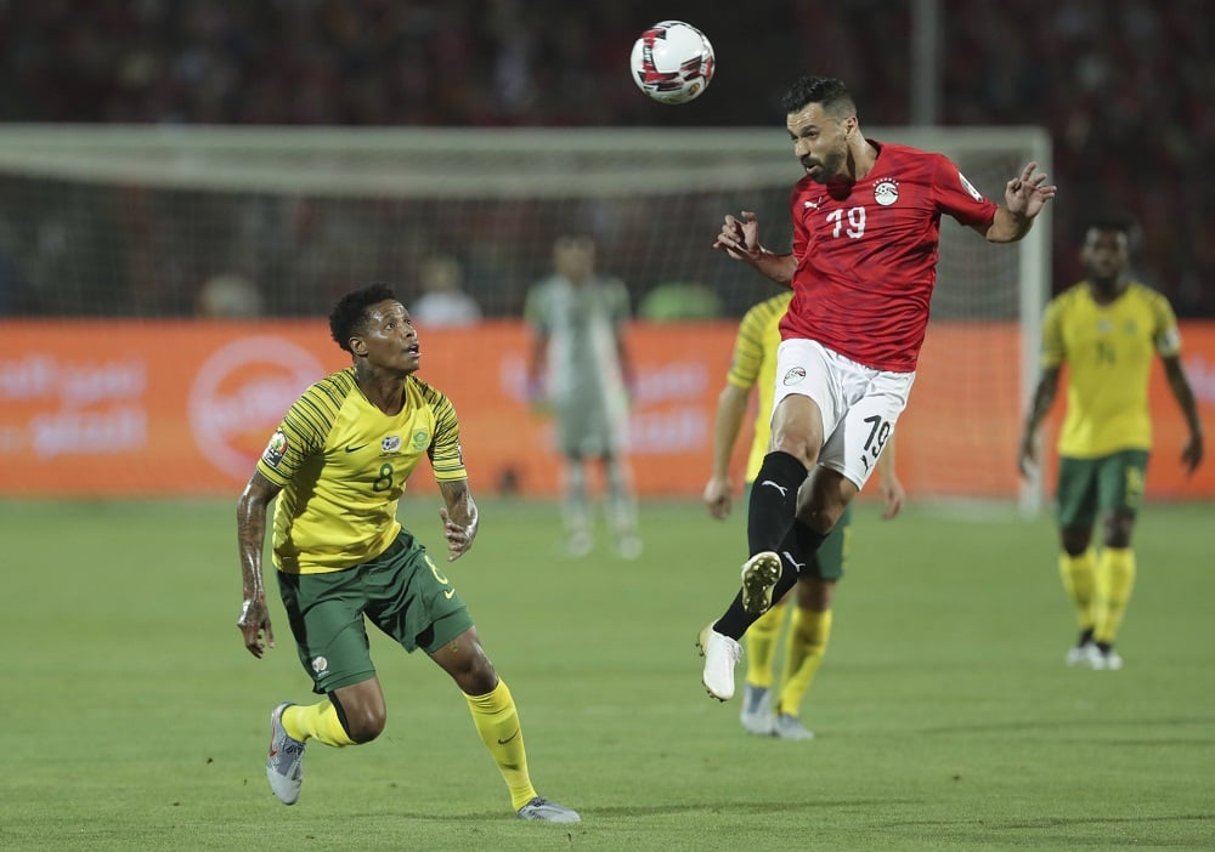 Le joueur égyptien El Said devance le Sud-africain Bongani Zungu à la retombée du ballon, le 6 juillet 2019. © Hassan Ammar/AP/SIPA