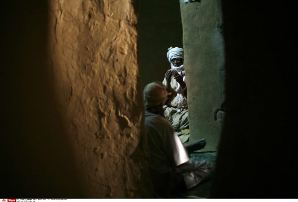 Un imam conduisant la prière dans une mosquée de Gao, dans le nord du Mali (image d’illustration). © Jerome Delay/AP/SIPA