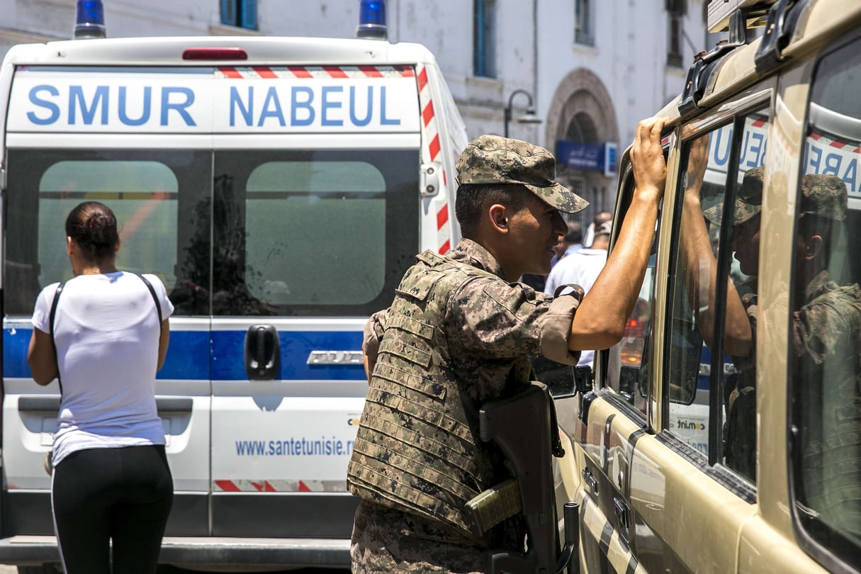 Un militaire tunisien sur le lieu d’un attentat suicide en plein centre de Tunis, jeudi 27 juin 2019. © Riadh Dridi/AP/SIPA
