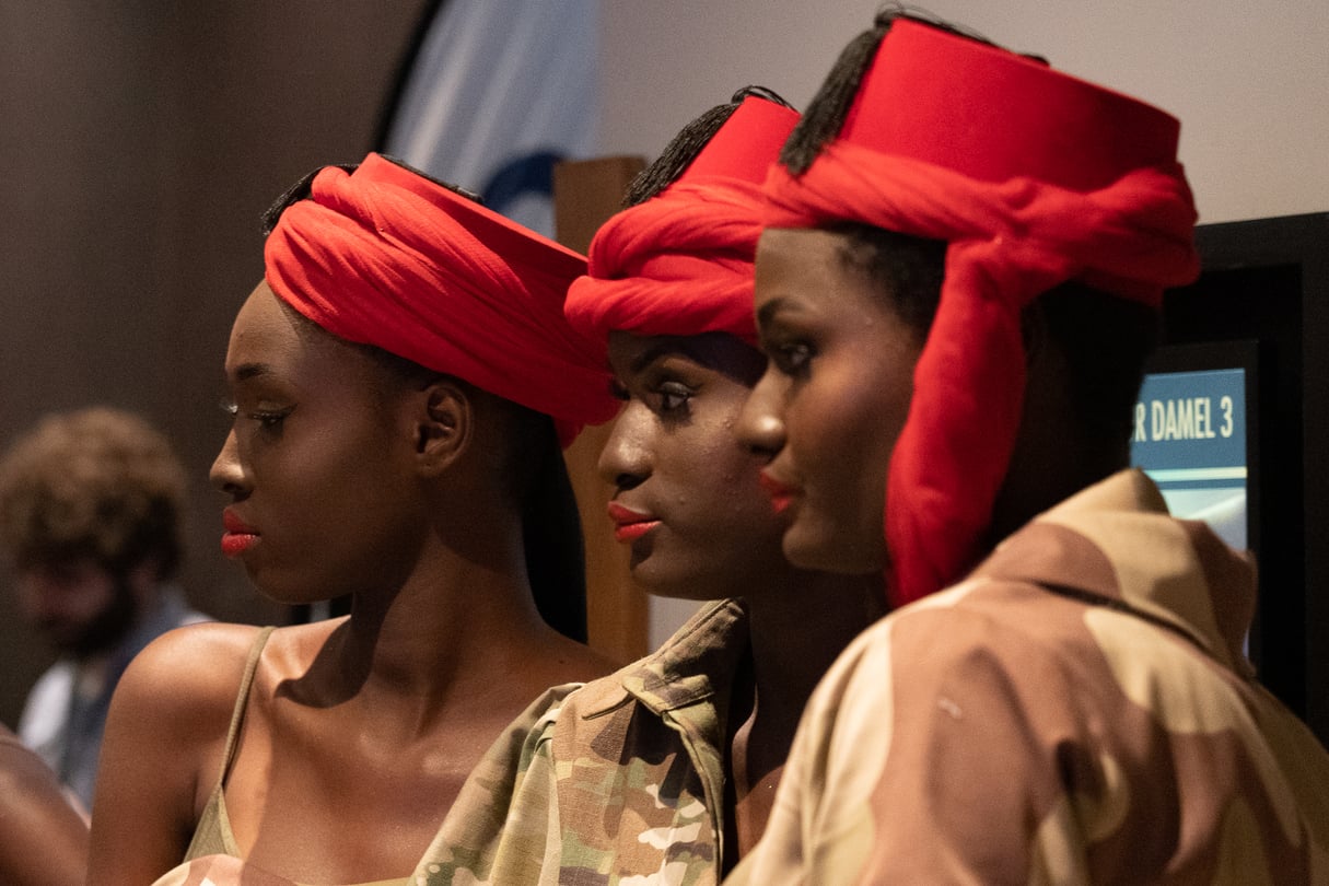 Les modèles de la collection camouflage d’Adama Paris lors du premier défilé au Pullman Teranga de Dakar © Youri Lenquette pour JA