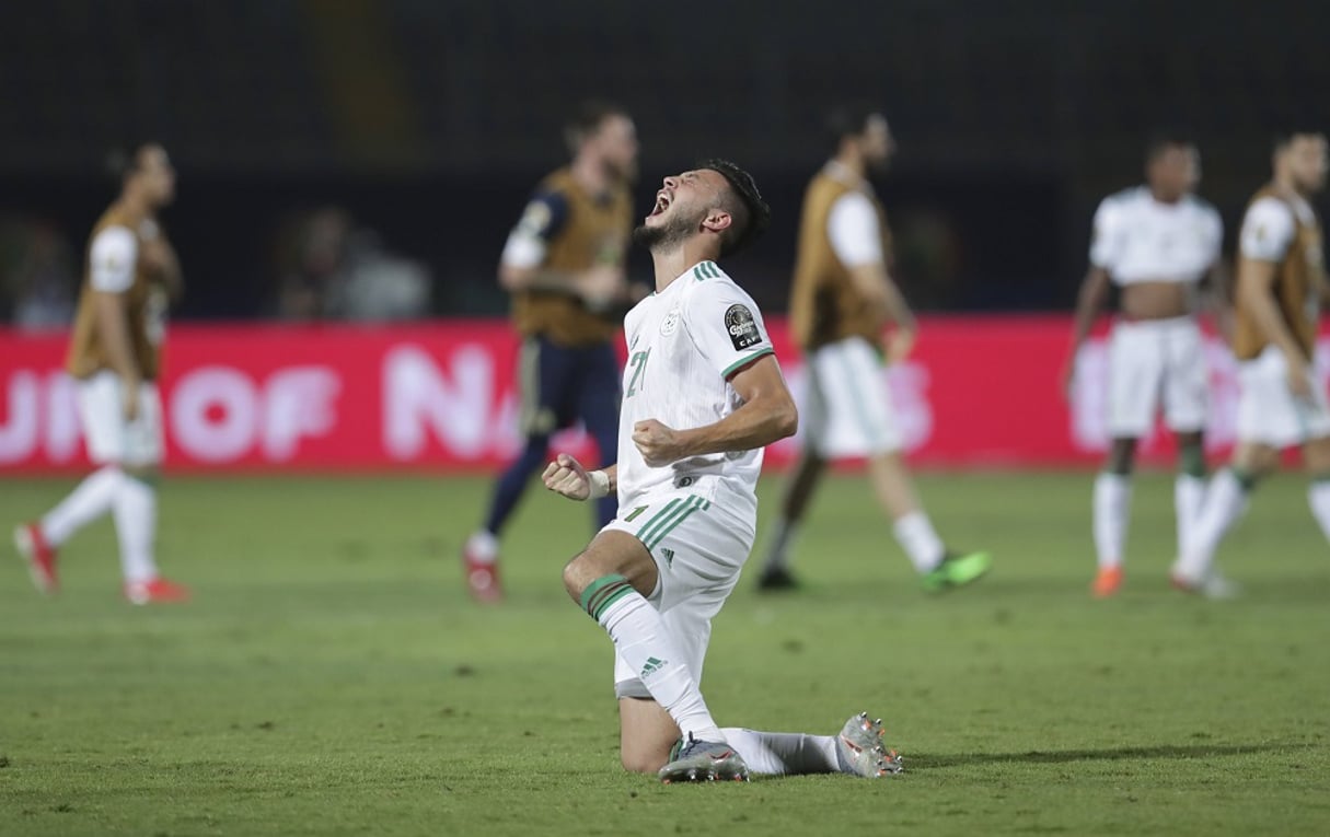 L’Algérien Bensebaini hurle sa joie après la victoire de l’Algérie. © AP Photo/Hassan Ammar