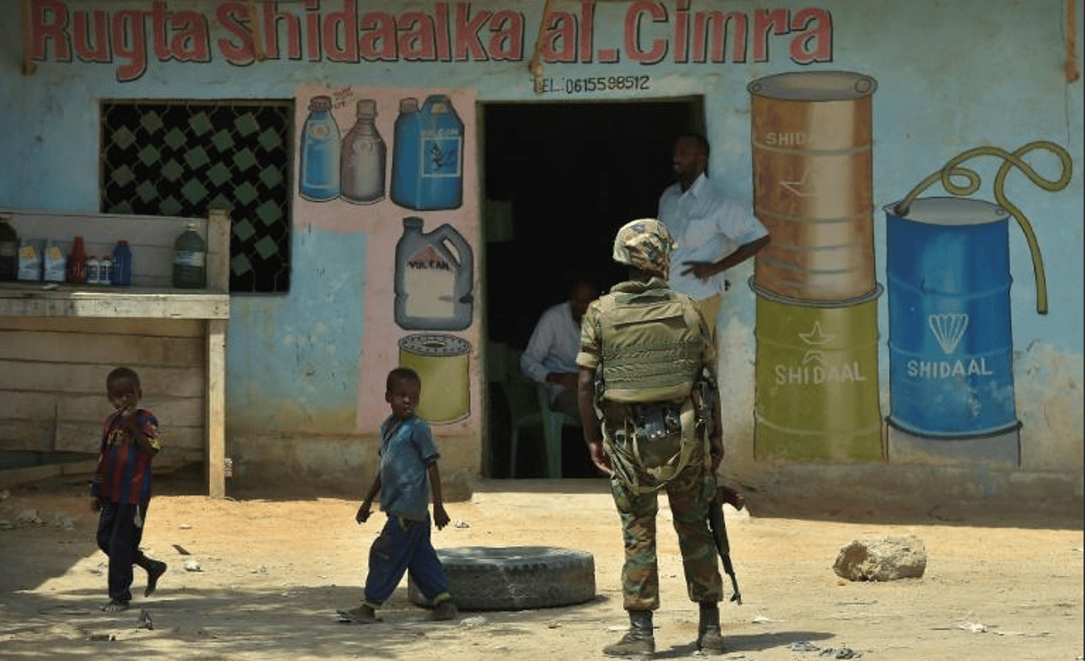 Un soldat de la force de l’Union africaine patrouille dans les rues de Kismayo, le 15 novembre 2016. © SIMON MAINA/AFP