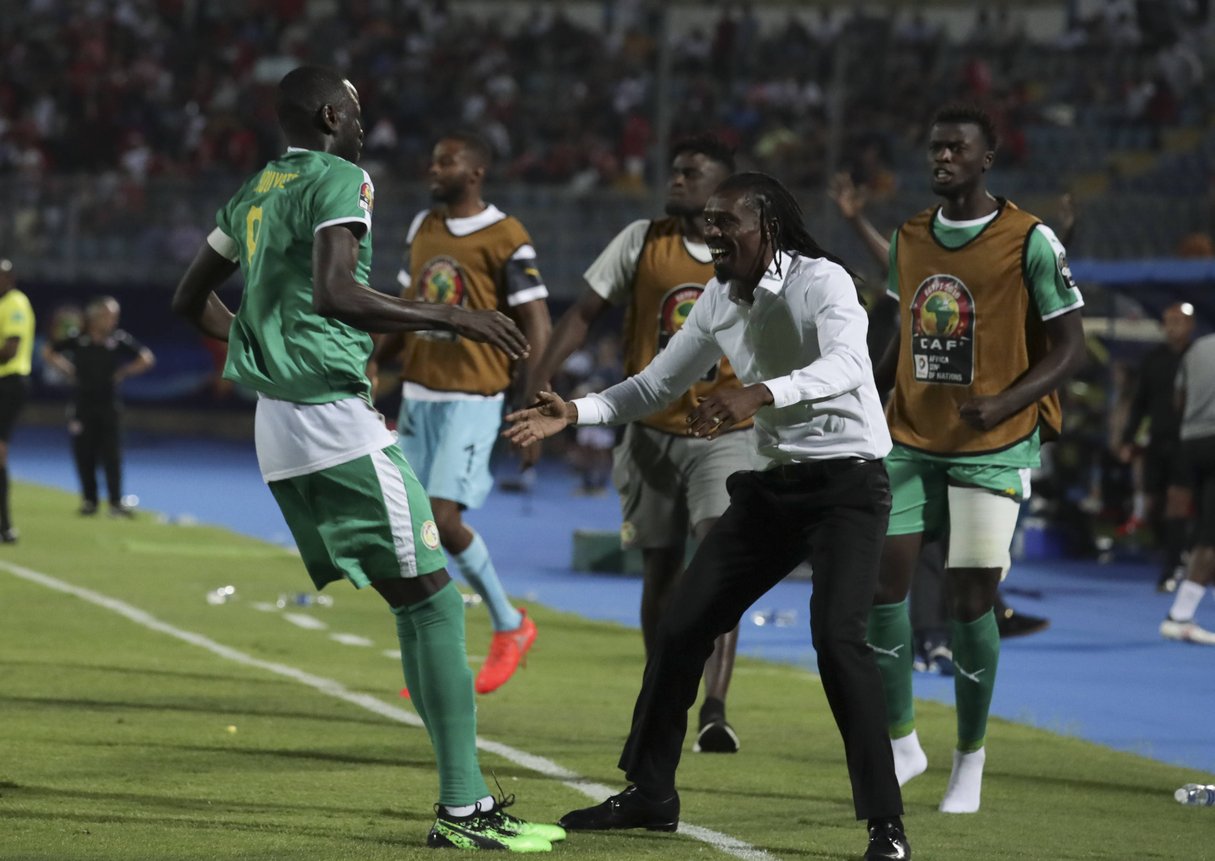 Aliou Cissé et les joueurs sénégalais célèbrent l'ouverture du score des Lions de la Teranga dans la demi-finale de la CAN 2019 face à la Tunisie, le 14 juillet au Caire. &copy; Hassan Ammar/AP/SIPA