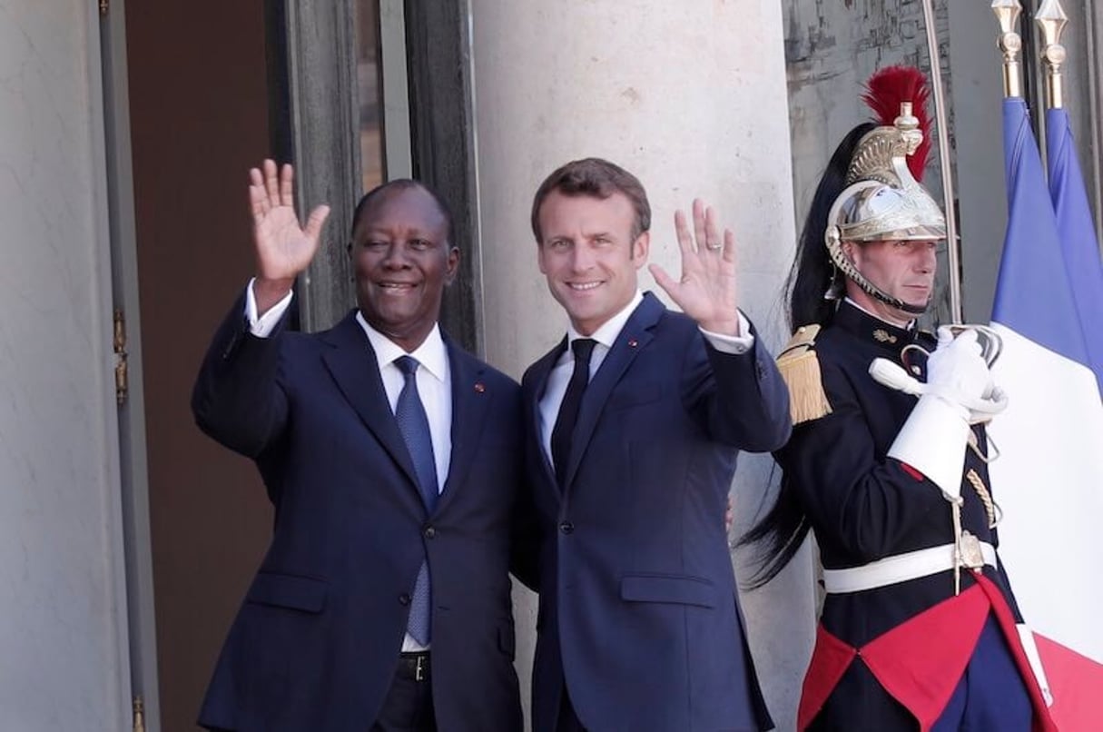 Alassane Ouattara et Emmanuel Macron, sur le perron de l’Élysée, le 9 juillet 2019. © DR / Présidence CI