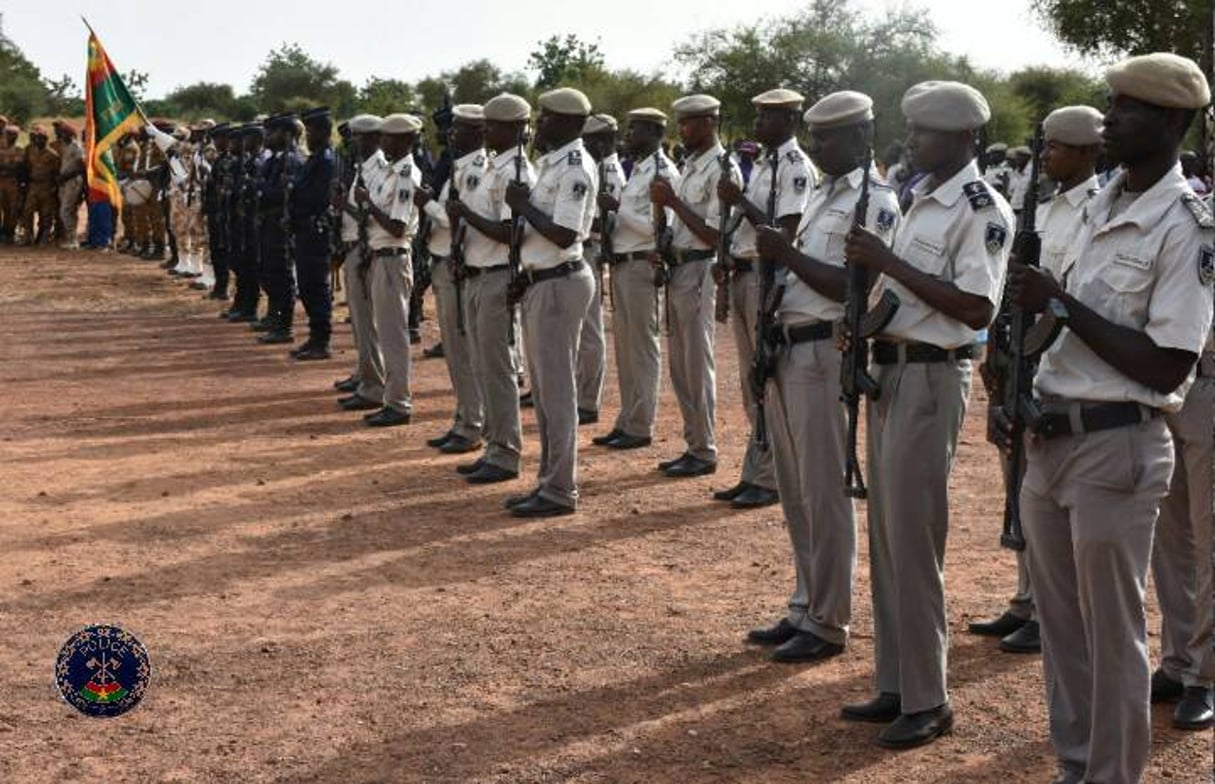 Des policiers burkinabè au garde à vous lors d’une cérémonie en octobre 2018 (illustration). © DR / Police nationale Burkina Faso